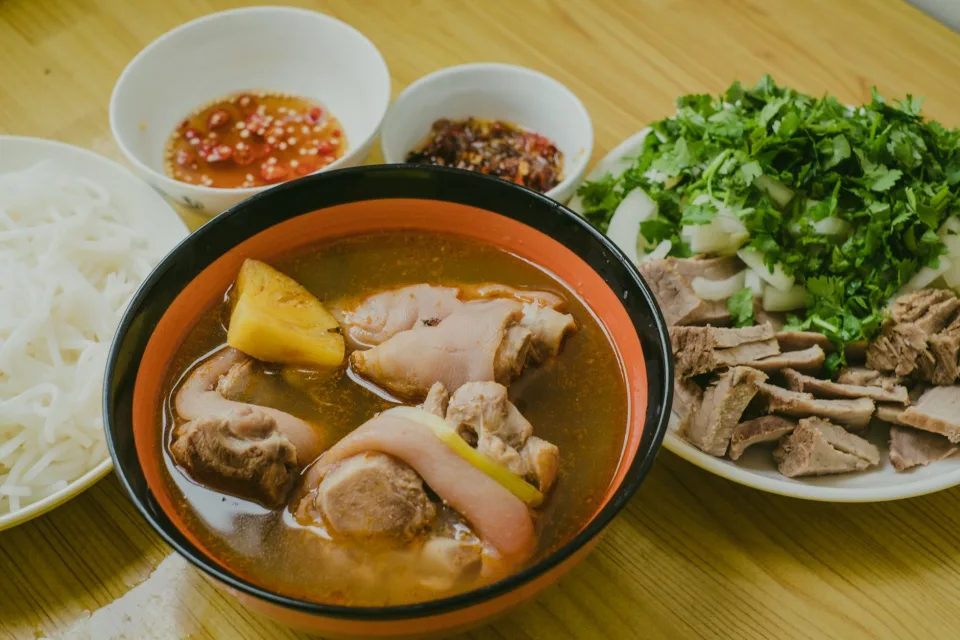 Chủ quán và nhân viên pha chế