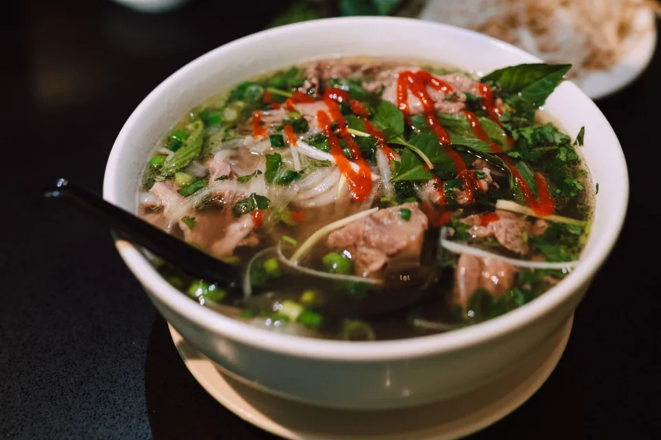Chủ quán và nhân viên pha chế