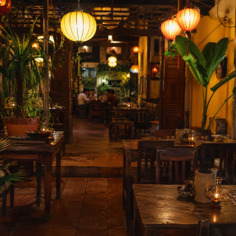 Khu bàn ngồi trong nhà
